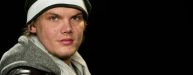 I 2007 postet en ukjent svenske låtene sine på et musikknettsted. Han fikk ingen respons...